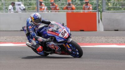 Toprak Razgatlıoğlu 6 kez şampiyon Jonathan Rea’yi geçiş izni vermeyecek