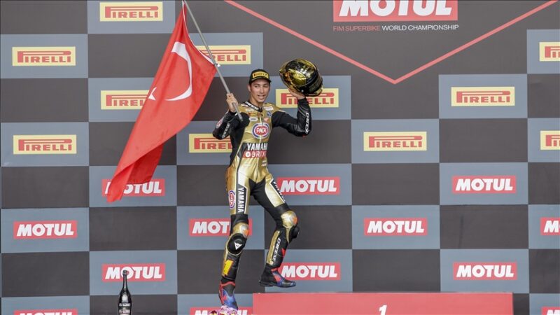 Milli motosikletçi Toprak Razgatlıoğlu'nun Dünya Superbike Şampiyonası'nda 2021 sezonunun şampiyonu