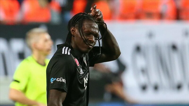 Beşiktaş, Demokratik Kongolu futbolcusu Fabrice Nsakala'nın kadro dışı bırakıldığını açıkladı.