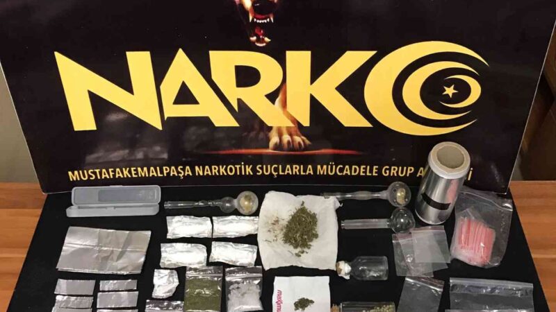 Bursa’da uyuşturucu satıcısı tutuklandı Bursa’nın Mustafakemalpaşa ilçesinde uyuşturucu satıcılarına yönelik düzenlenen operasyonda narkotik ekiplerince