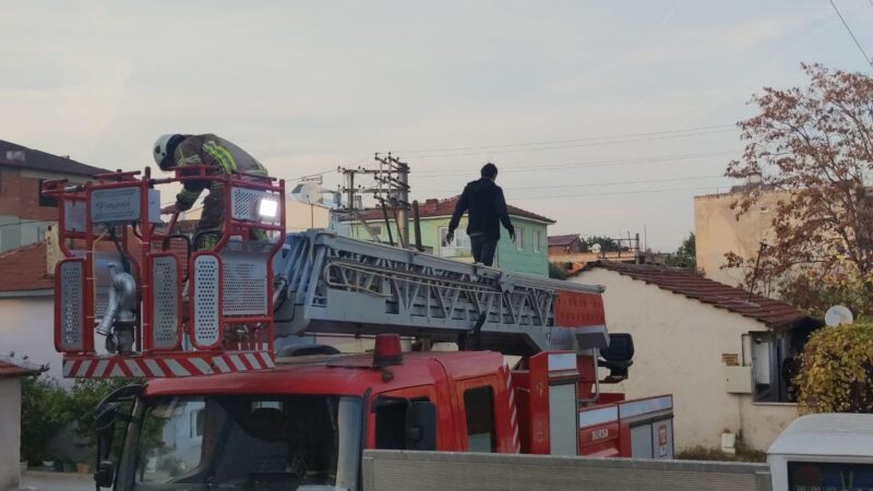 Bursa’da ölümle burun buruna! İşte o anlar… Bursa’nın İznik ilçesinde bir apartmanda yangın çıktı. İtfaiyenin anında müdahalesi