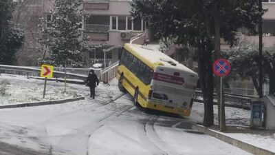 Bursa’da kar hazırlıksız yakaladı! Belediye otobüsü bariyere saplandı