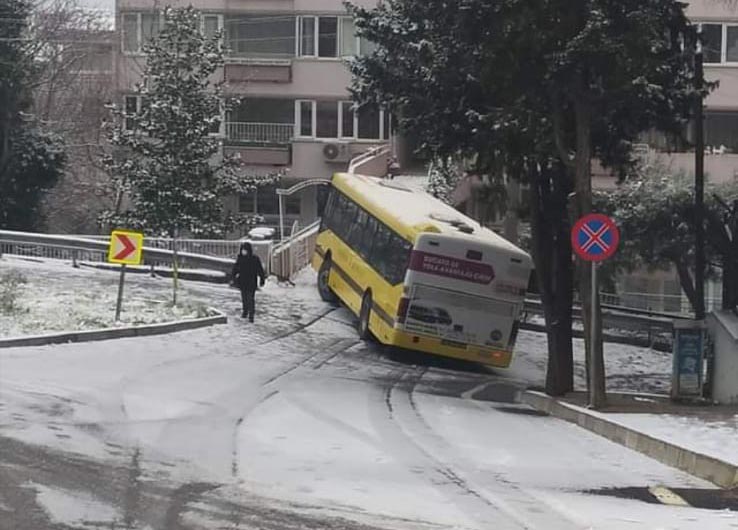 Bursa’da kar hazırlıksız yakaladı! Belediye otobüsü bariyere saplandı Bursa’da kar hazırlıksız yakaladı! Belediye otobüsü bariyere saplandı