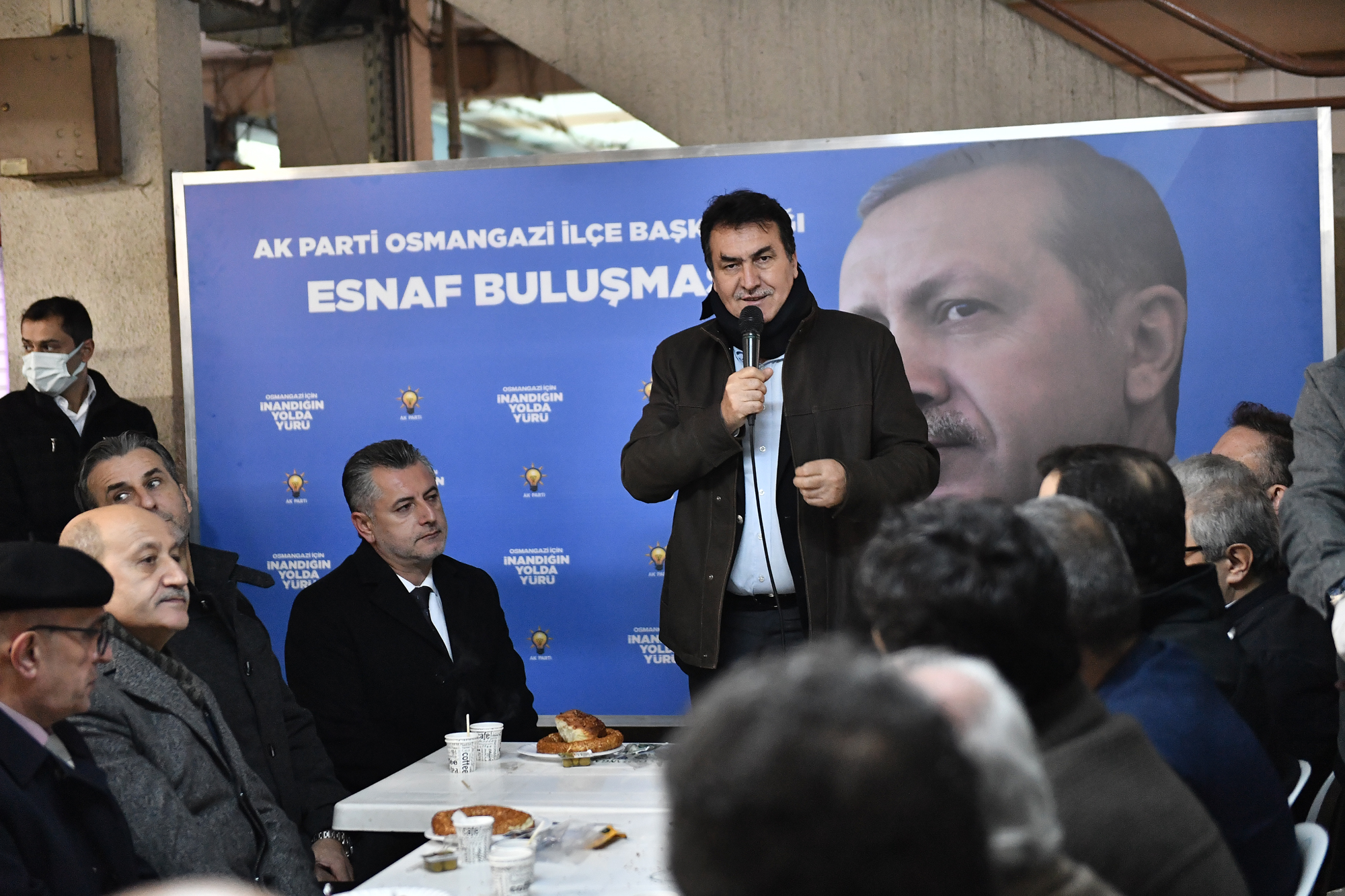 Dündar sahada, esnafın yanında