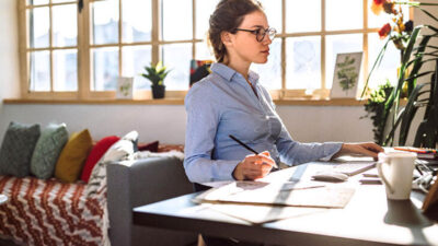 Yataktan masaya yürürken düşmek iş kazası sayıldı