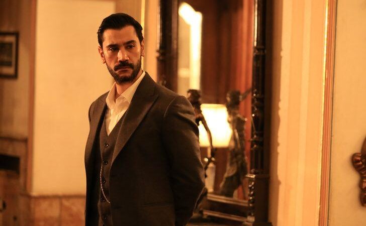 Başrollerini Uğur Güneş, Esra Bilgiç, Necip Memili ve Kaan Taşaner’in