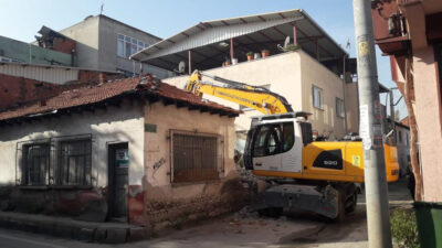 Bursa’da tehlike arz eden metruk bina yıkıldı