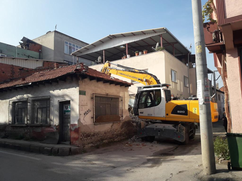 Bursa’da tehlike arz eden metruk bina yıkıldı