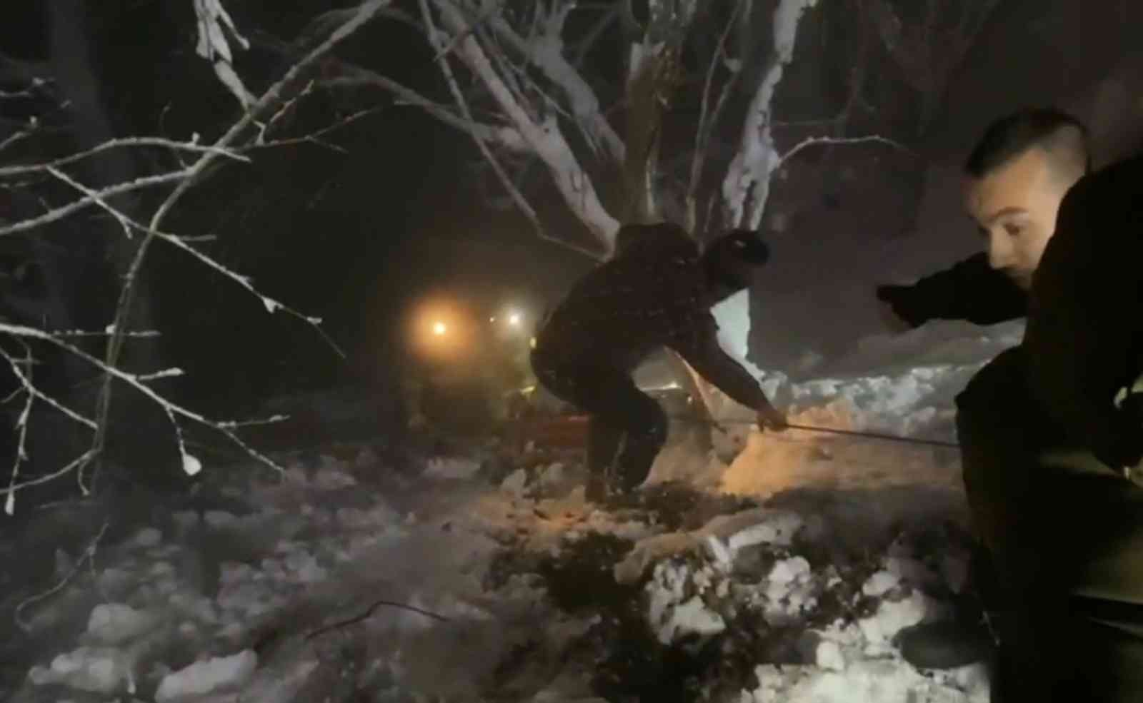 Bursa’da uçuruma yuvarlanan 2 genç donmaktan böyle kurtarıldı