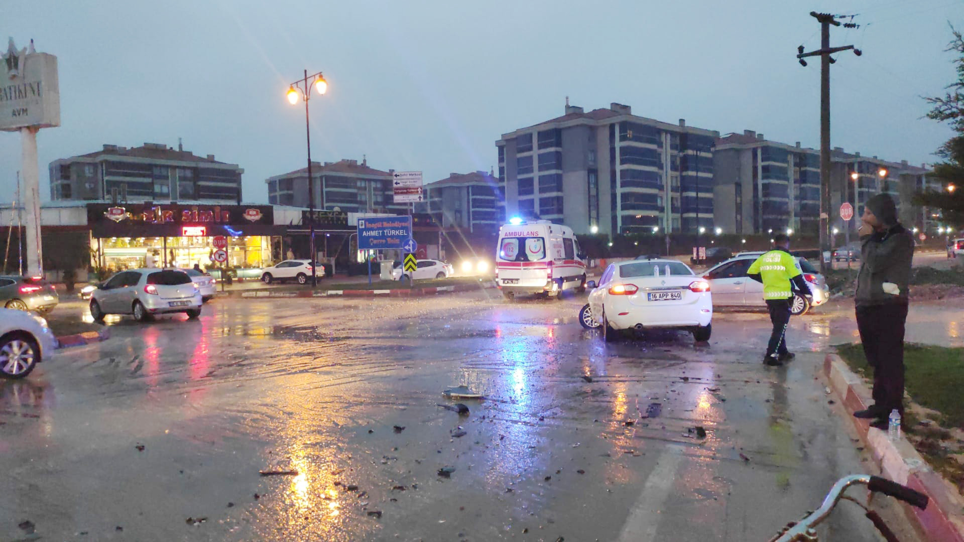 Bursa’da iki otomobil çarpıştı
