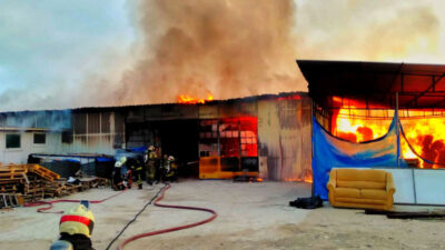 Bursa’da inşaat malzemesi deposunda yangın