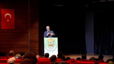 Huzurlu Aile Mutlu Gençlik Seminerlerinin finalini Halit Ertuğrul yaptı