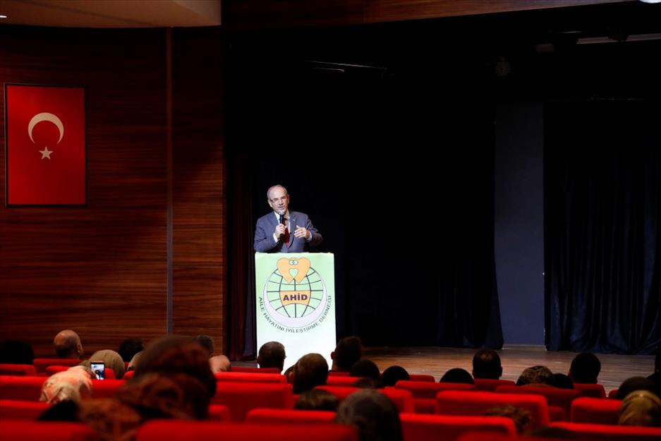 Huzurlu Aile Mutlu Gençlik Seminerlerinin finalini Halit Ertuğrul yaptı