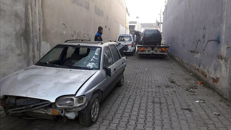 İnegöl’de çevre ve görüntü kirliliği oluşturan hurda araçlar toplanıyor