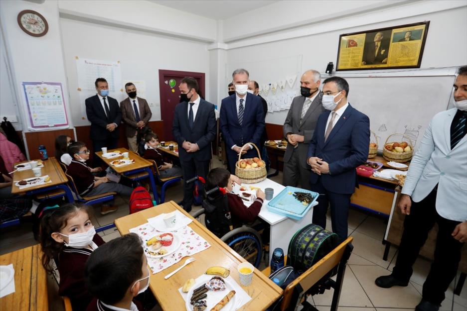 Yerli Malı Haftası’nda öğrencilere İnegöl’ün yerli ürünleri ikram edildi