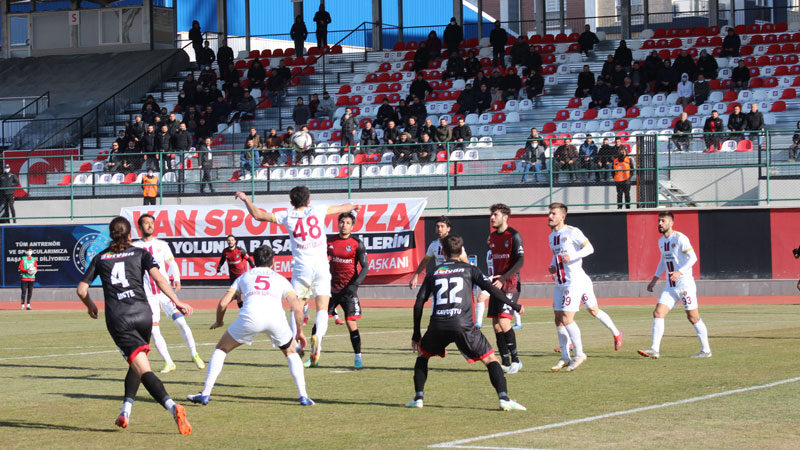 Bordo beyazlılar kendisi gibi play-off hesapları yapan rakibine deplasmanda yenilerek