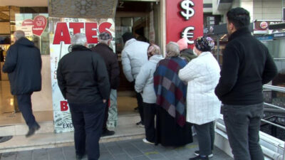 Vatandaşlar döviz bürolarına akın etti