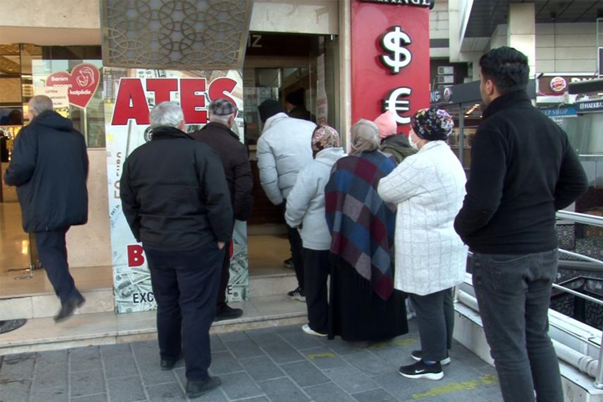 Vatandaşlar döviz bürolarına akın etti