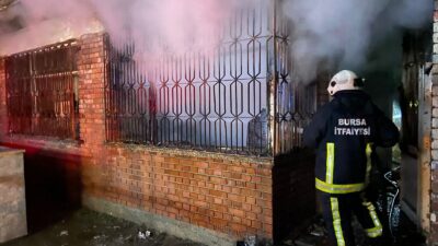 Bursa’da 600 yıllık türbenin bitişiğindeki evde yangın