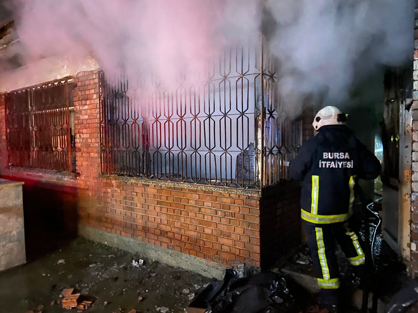 Bursa’da 600 yıllık türbenin bitişiğindeki evde yangın