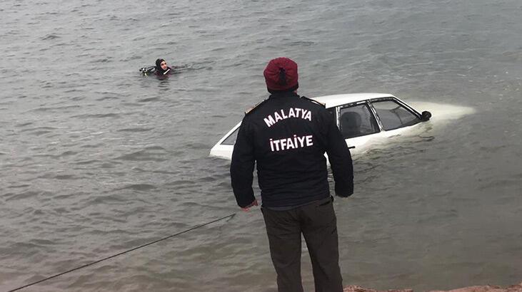 El freni çekilmeyen otomobil, baraj gölüne uçtu El freni çekilmeyen otomobil, baraj gölüne uçtu