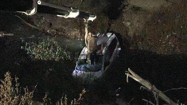 Bursa’da kontrolden çıkan araç dereye uçtu; 2 yaralı