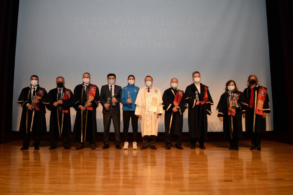 Başarılı akademisyenlere ödül