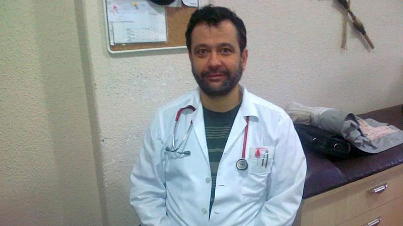 Karacabey’in sevilen doktorlarından Muhammet Kutsal Altıntaş, koronavirüse bağlı olarak geçirdiği