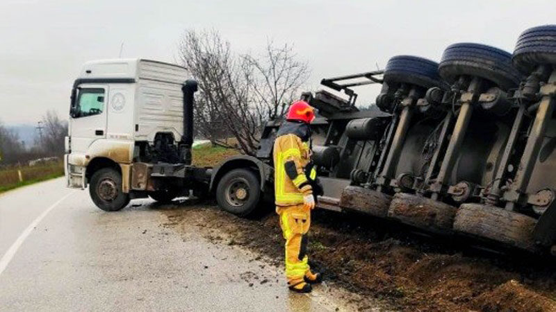 Bursa'da ıslak yolda kayan kimyasal madde yüklü tanker, kontrolden çıkıp