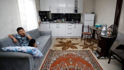 Bursa’da barakada yaşayan 8 kişilik aile sıcak yuvaya kavuştu