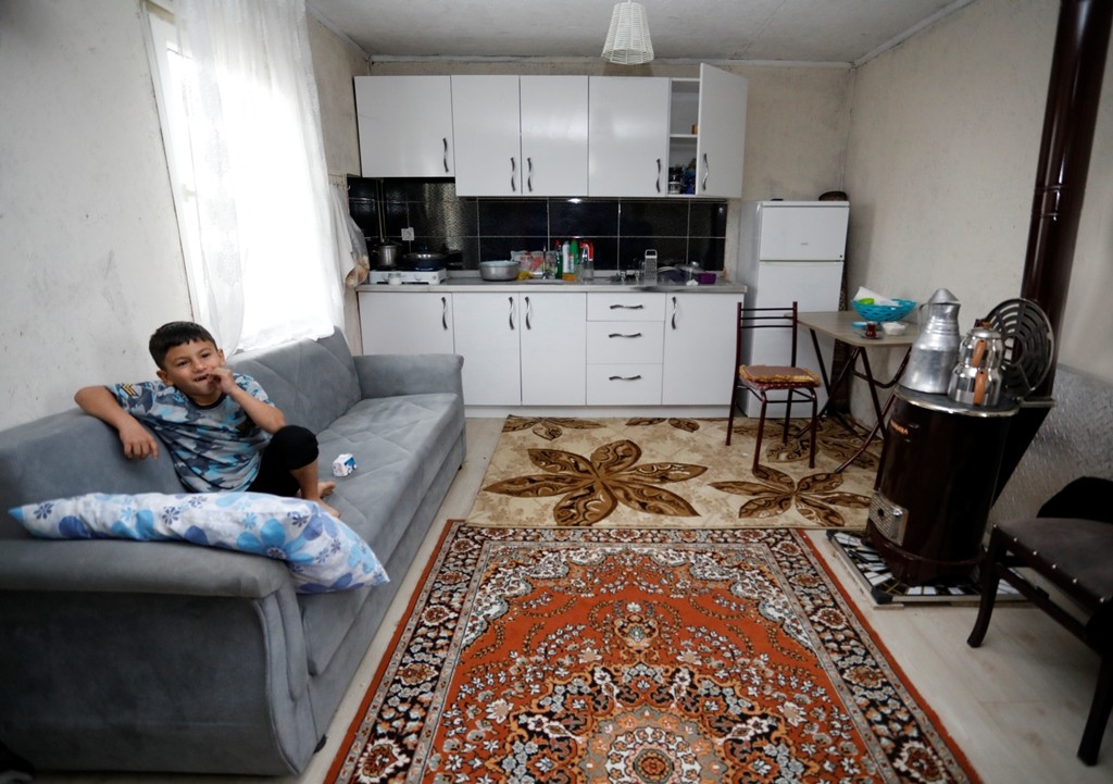 Bursa’da barakada yaşayan 8 kişilik aile sıcak yuvaya kavuştu