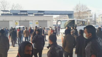 Bursa’da inşaattan düşen işçi ağır yaralandı! Yakınları acil serviste izdihama yol açtı
