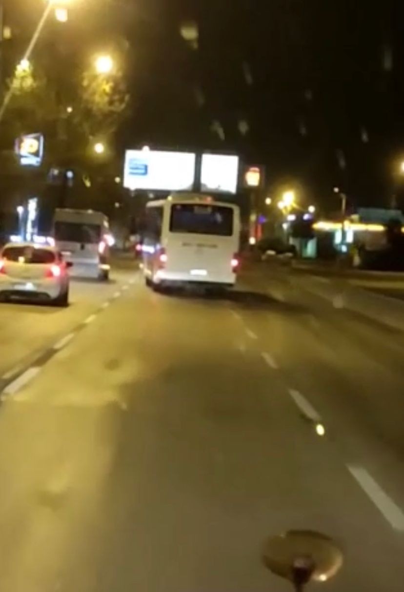 Bursa’da yan yan giden otobüs görenleri şaşkına çevirdi