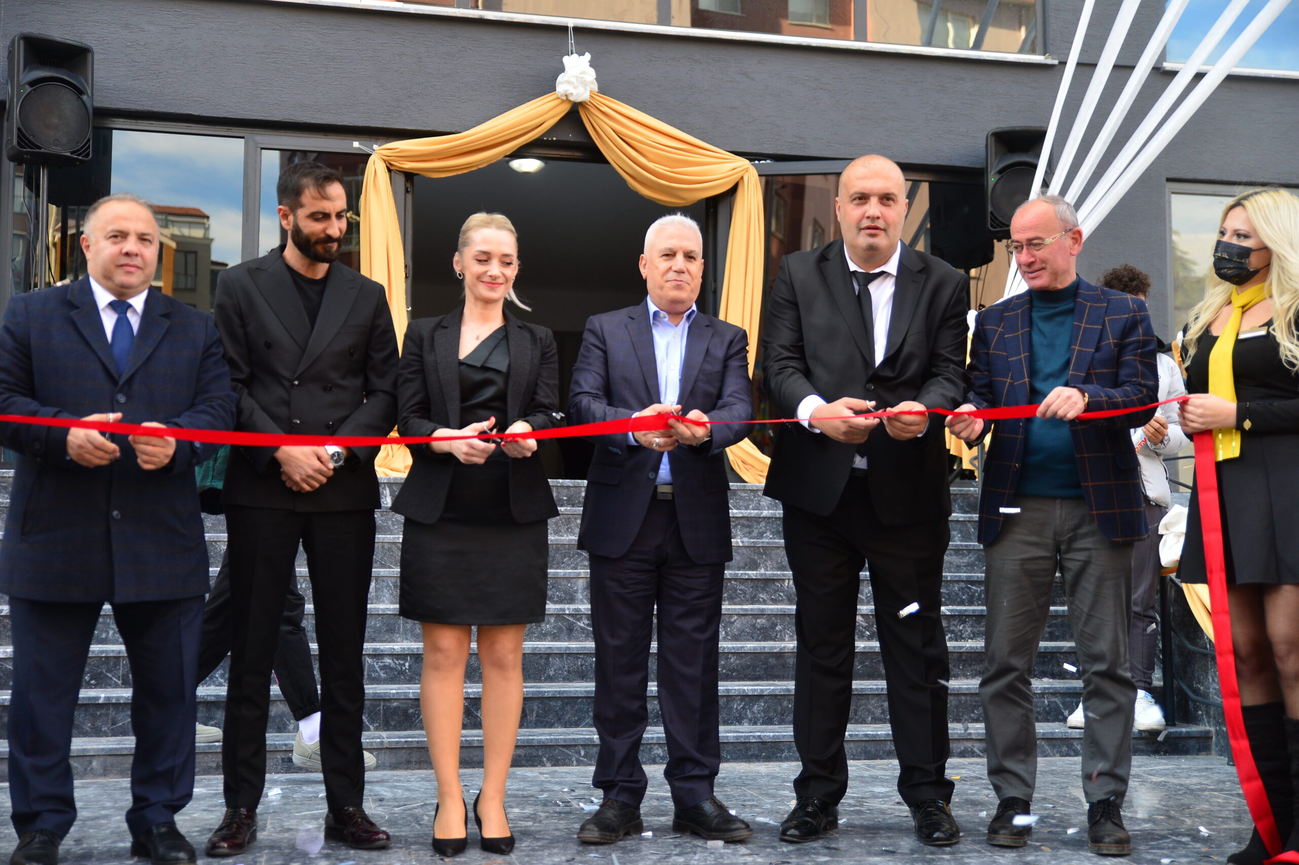 Zeynep Tülay Beauty’ye görkemli açılış