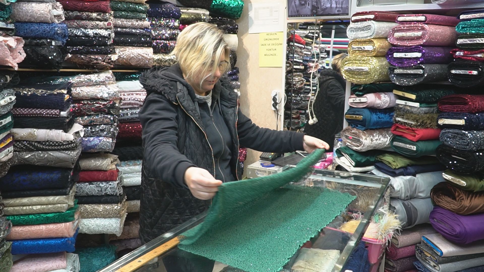 Gündüz işyerlerinin gece sahnenin tozunu attırıyorlar