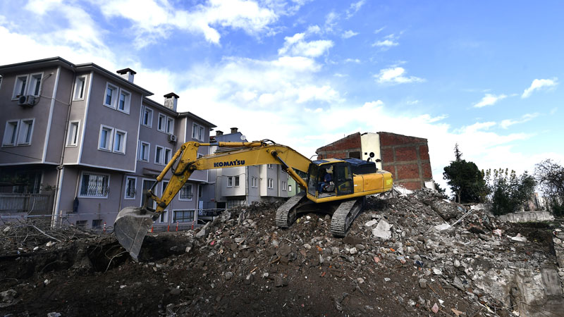 Kavaklı’da riskli binaların yıkımı sürüyor