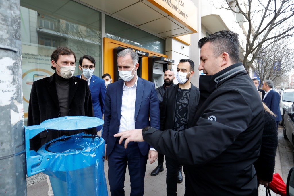 Şehrin ana arterleri hijyenik ve temassız atık kovalarıyla donatılıyor