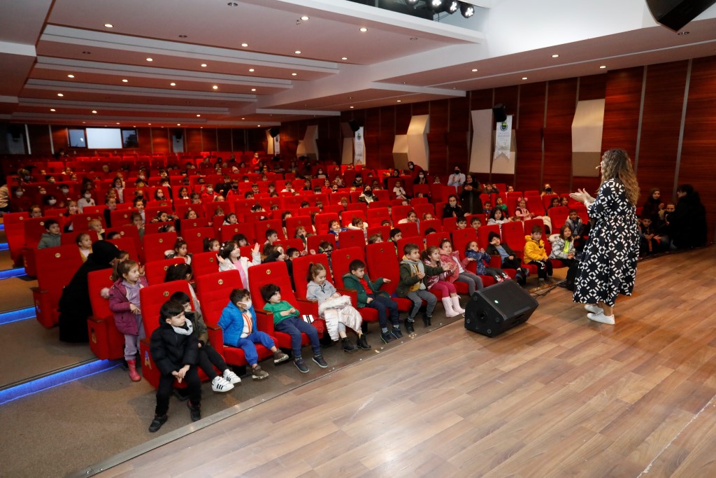 Türküler ve masallar İnegöllü öğrencilerle buluştu