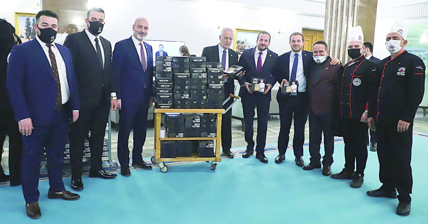 Bursa’nın tahinli pidesi Tarihi Taş Fırın farkıyla Meclis’te…