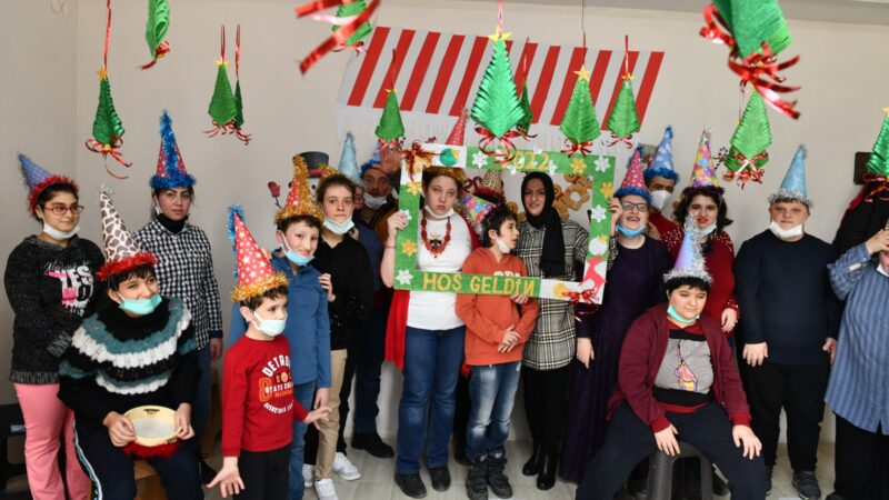 Mustafakemalpaşa’da özel çocuklar için düzenlenen 2021’e veda balosunda renkli görüntüler