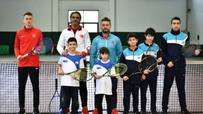Osmangazi’de engeller tenis ile aşılıyor