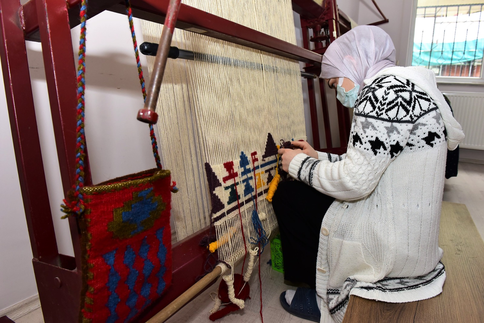 Yıldırım’dan kadınlara halı dokuma kursu Yıldırım’dan kadınlara halı dokuma kursu