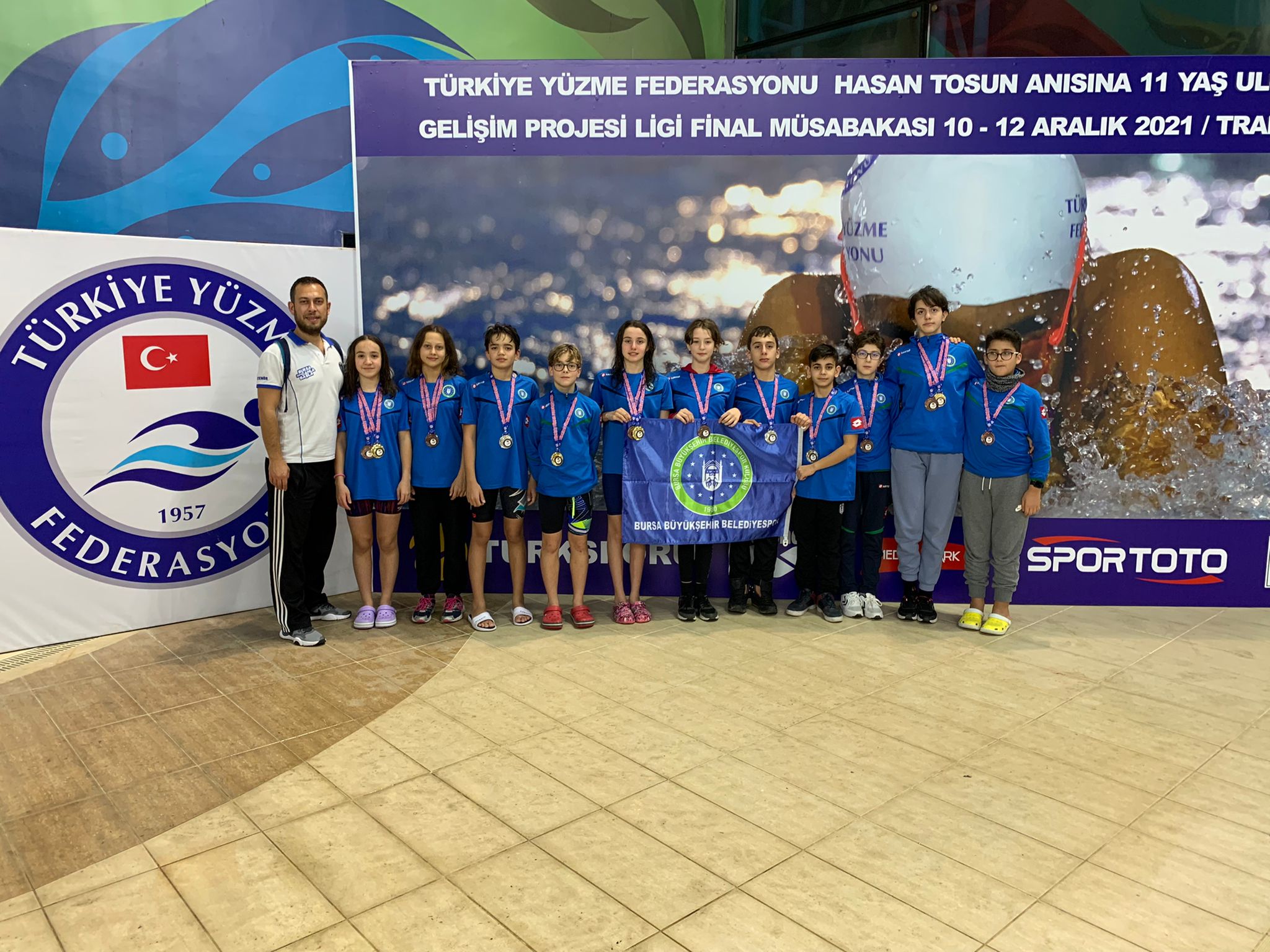 Büyükşehir’li yüzücüler Trabzon’dan madalyayla döndü