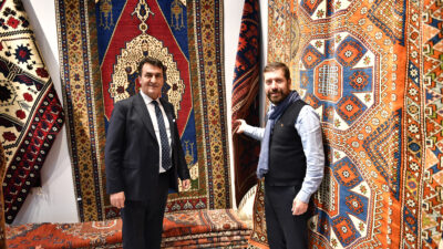 Başkan Dündar, halı sergisini gezdi