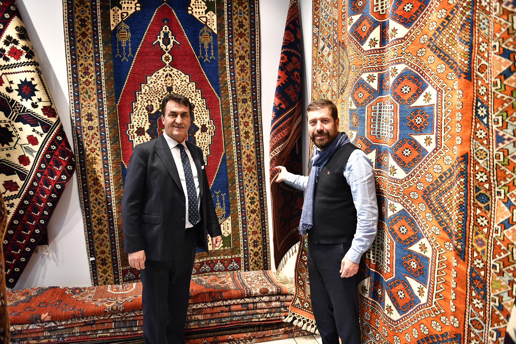 Başkan Dündar, halı sergisini gezdi