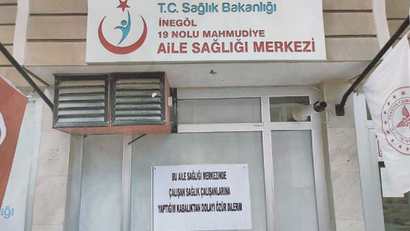 Bursa’da doktoru tehdit etti! Cama ‘Özür dilerim’ yazısı asınca davadan kurtuldu