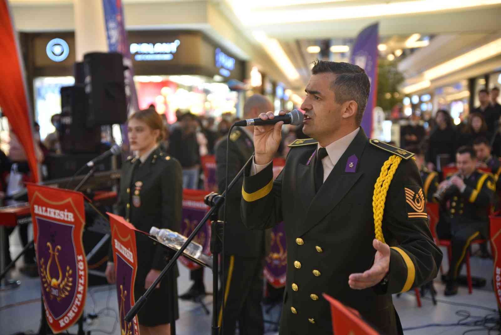 Bursa'da askeri bandodan anlamlı konser... 1 askeri bandodan anlamli konser 21d4897