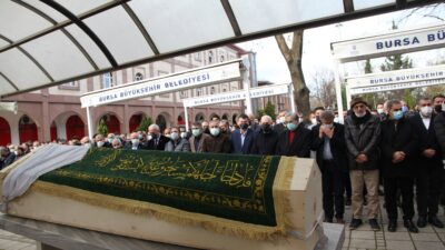 Bakgör ailesi annelerini dualarla uğurladı