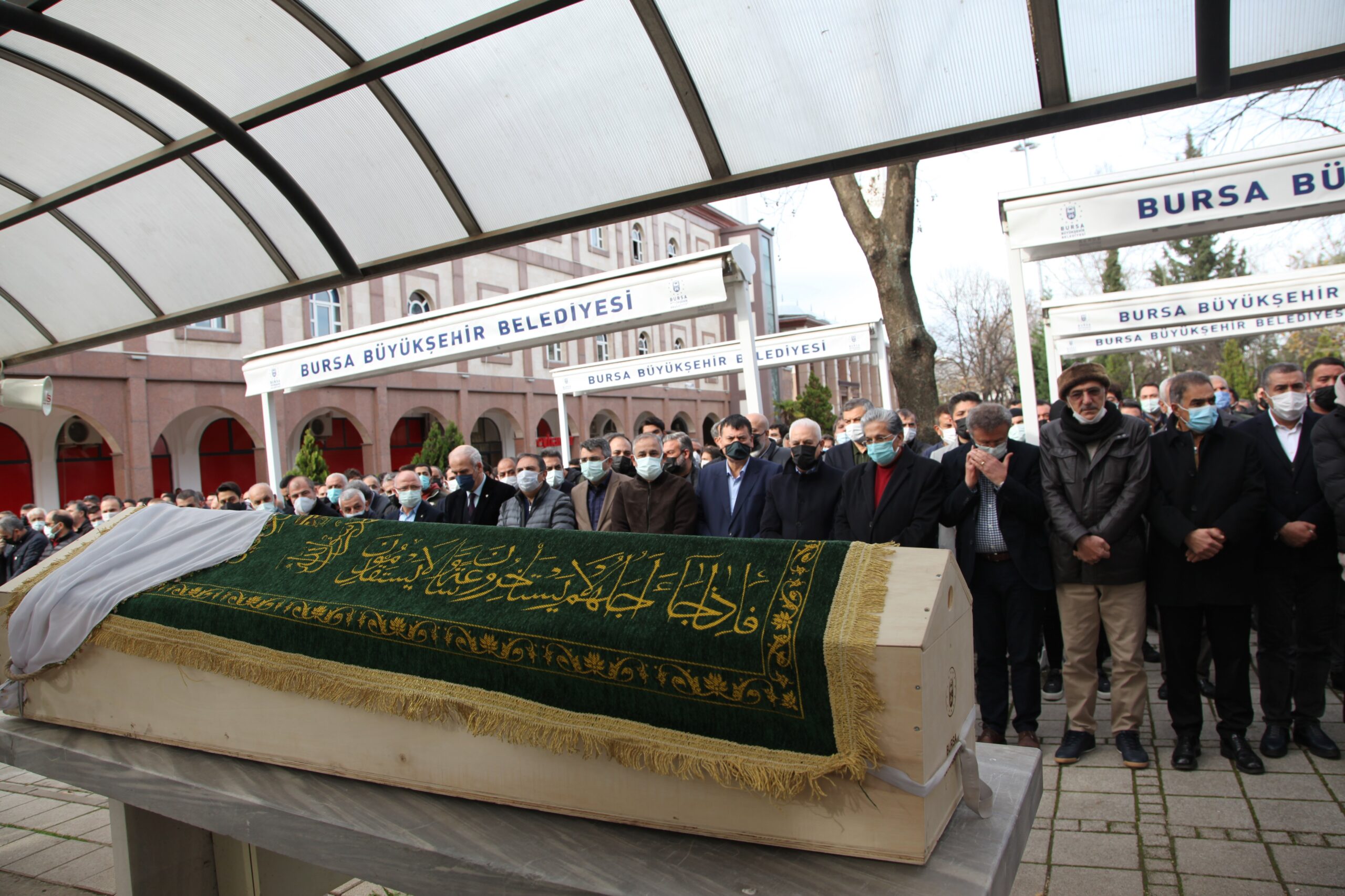 Bakgör ailesi annelerini dualarla uğurladı