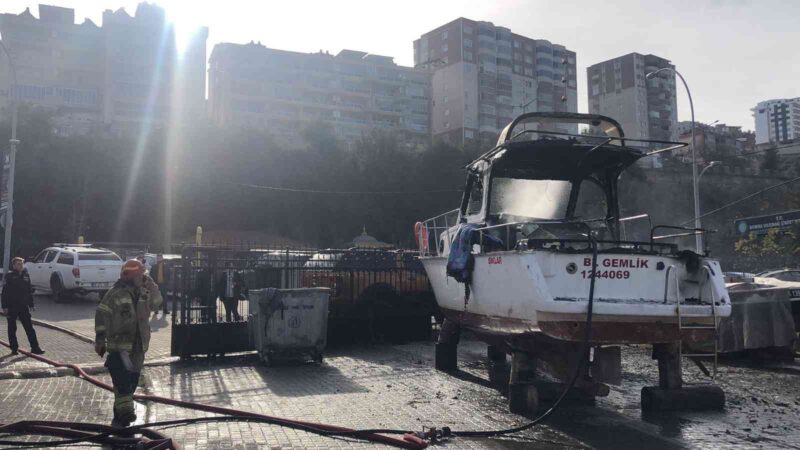 Bursa’da balıkçı barınağında korkutan yangın! Bursa’nın Gemlik ilçesinde balıkçı barınağına çekilen yat yanarak kullanılmaz hale